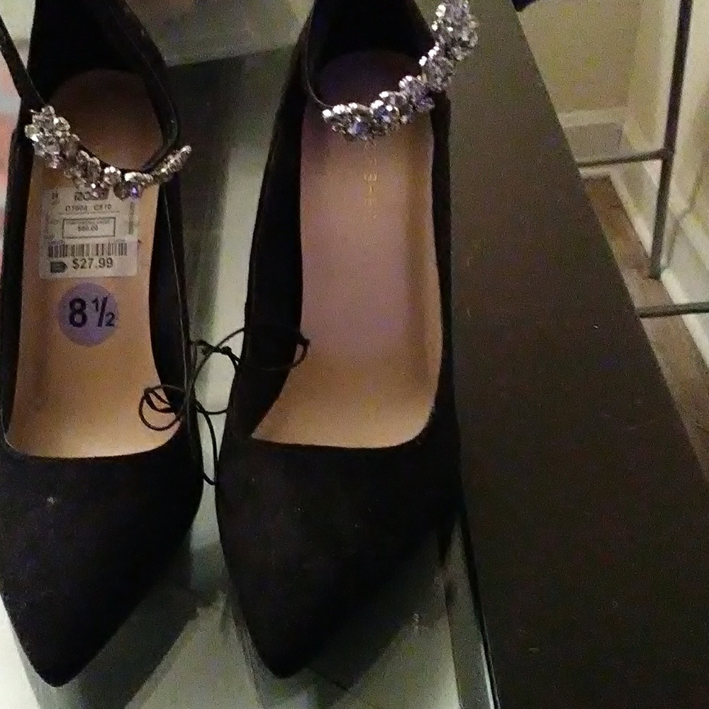 Heel with flower detail